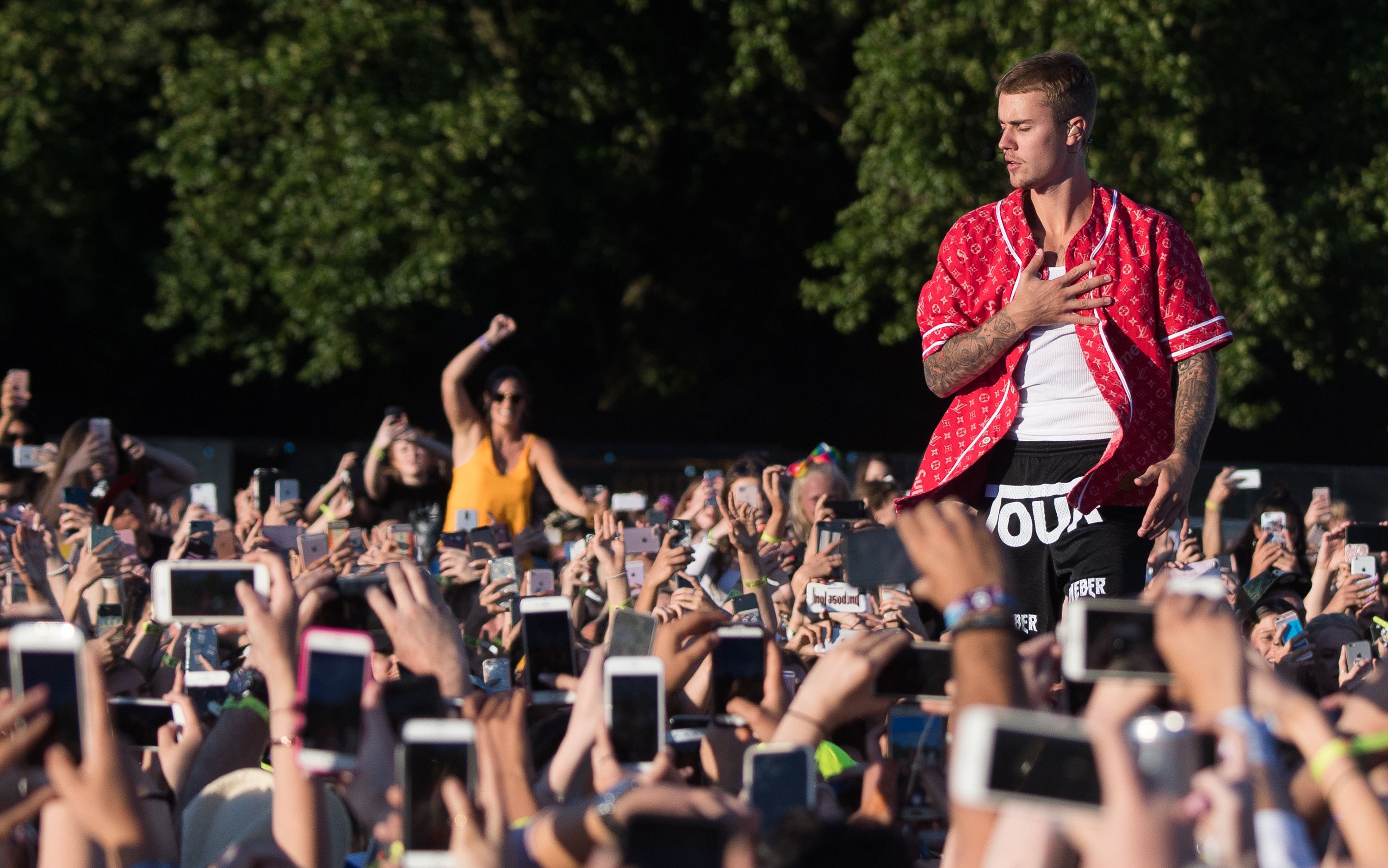 Justin Bieber defends his right to cheer for any and all teams