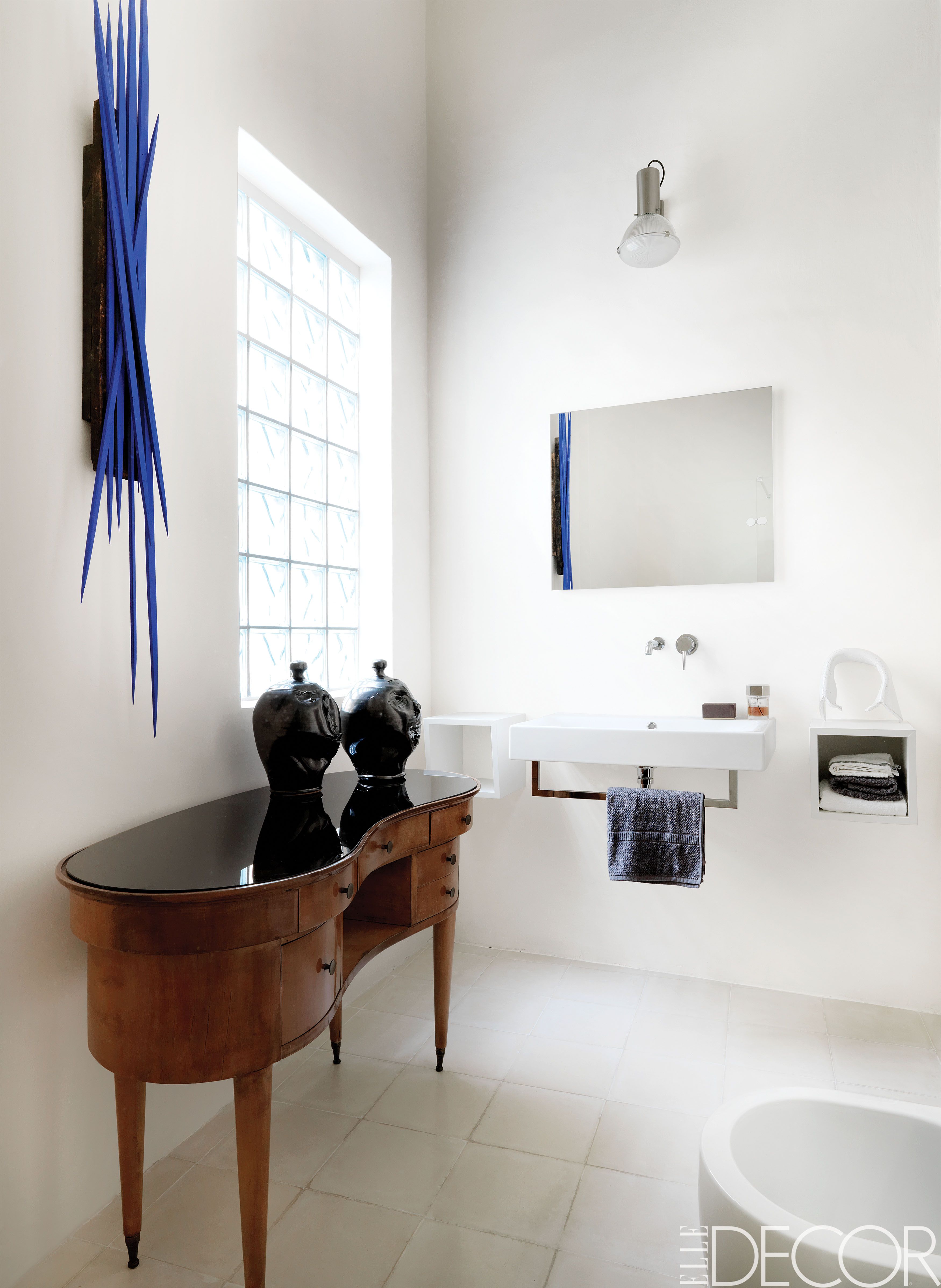 https://hips.hearstapps.com/elledecor/assets/16/18/1462301260-bathroommirrors-image6.jpg