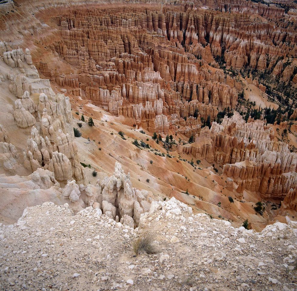 <p>Es Parque Nacional de Bryce Canyon está localizado al sur de estado de Utah. Su punto más característico es su especie de anfiteato excavado en roca, formado de manera natural por la erosión. Aunque también son impresionantes las llamadas 'chimeneas de las hadas', unas estructuras de roca que forman una especie de pináculo por efecto de la erosión.</p>
