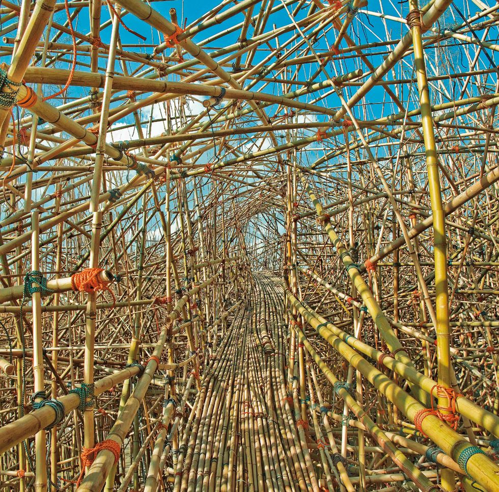 <p>“Big Bambú”, intrincada y alucinante instalación de 25 m de altura, con senderos y pasarelas, de los artistas Doug y Mike Starn (EE.UU) llega al Museo MACRO de Roma en la 6ª edición de Enel Contemporánea. Desde el 11 de diciembre.</p>