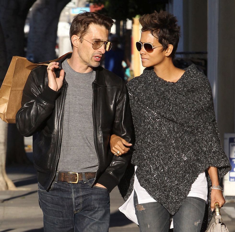 <p>La pareja de actores, ambos con gafas de sol y muy bien conjuntados, de compras por Beverly Hills.</p>