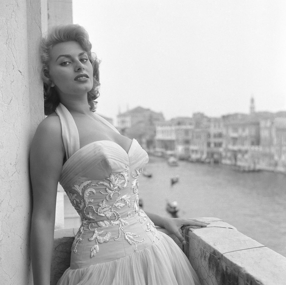 <p>Así posaba <strong>Sophia Loren</strong> en 1955, a los 21 años de edad. Entonces ya era todo un mito del cine europeo.</p>