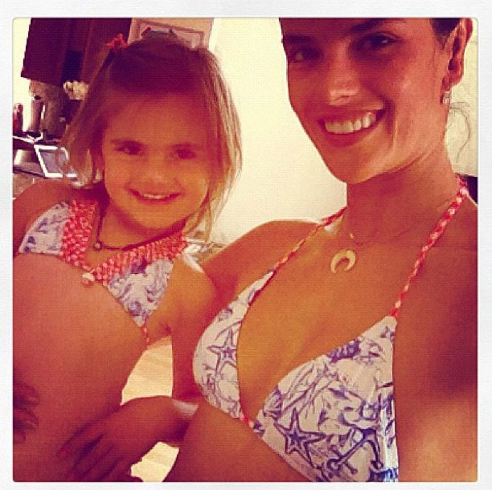 <p>
<strong>Alessandra Ambrosio</strong> posa muy divertida con un bikini muy marinero a juego con su hija Anja.<br /><strong>@alessandraambrosioo</strong></p>