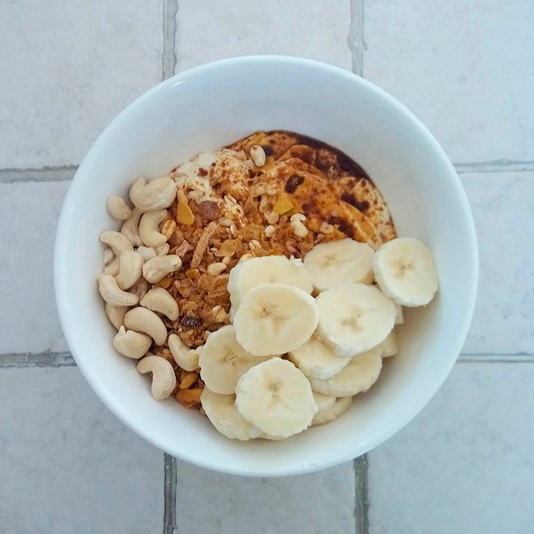 Desayunos sanos, fáciles y rápidos: Yogur <p>Desde <a href="http://fitfithurra.es/" target="_blank">Fit Fit Hurra</a> proponen un <strong>yogur con avena, crema de cacahuete y plátano en rebanadas, </strong>un 'super breakfast' que contiene proteína, carbohidratos de absorción lenta y vitaminas. </p>