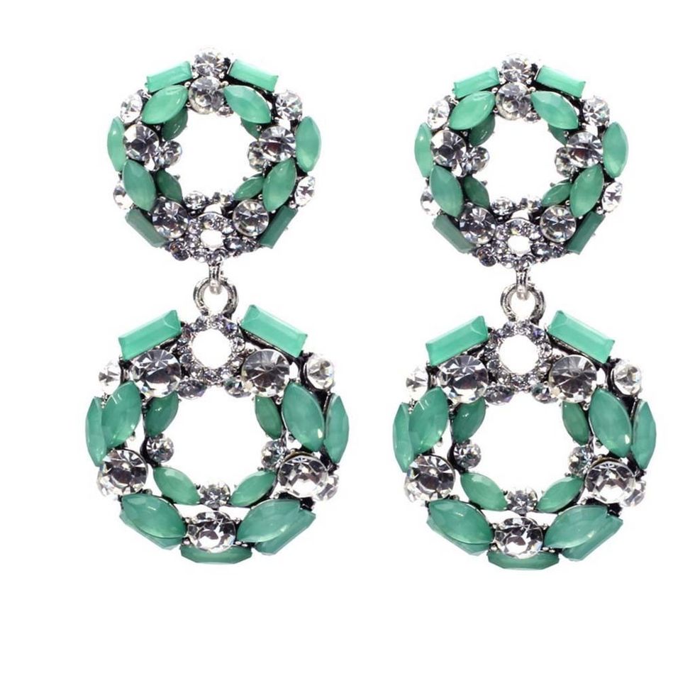 <p>Pendientes de estilo vintage con piedras verdes, de&nbsp;<strong>Jewel Cloning&nbsp;</strong>(15 €).</p>