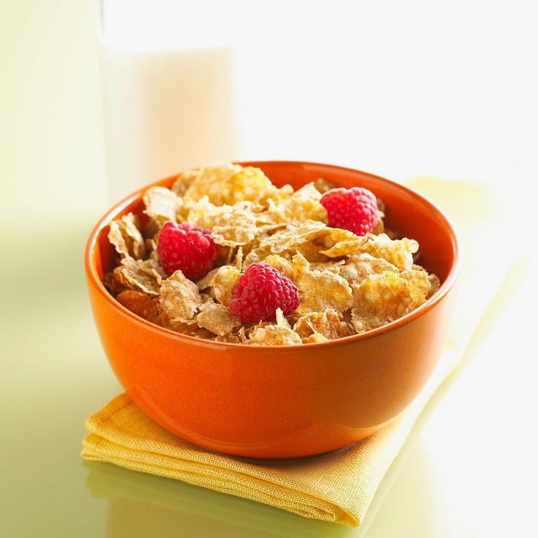 Desayunos sanos, fáciles y rápidos: Cereales <p>Para los que no quieren renunciar a los cereales, este es su menú: <strong>Zumo de naranja, leche desnatada con cereales con base de arroz , trigo integral y frutas rojas (25 gr)+ 4-5 nueces. Por último, un kiwi. </strong></p><p>La<strong> </strong>Dra. Amaro, directora de <a href="http://www.clinicafeelgood.com/" target="_blank">Clínica Feel Good</a>, lo explica: "Los cereales aportan gran cantidad de hierro, por lo que son de gran ayuda para deportistas dado que tienen mucho desgaste de este mineral. Aportan gran cantidad de vitamina A para un buen estado de la piel. Tienen alto contenido en vitaminas del grupo B y del grupo C, y éstas ayudarán a combatir los resfriados y evitar el estreñimiento".</p>