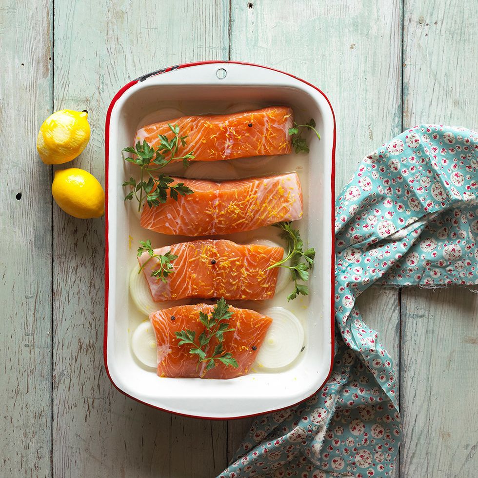 <p>Debido a su alto contenido en Omega 3, el salmón es un ingrediente fundamental a la hora de cuidar tu cabello. Este ácido graso te ayudará a reducir la sequedad y debilitamiento en tu melena.</p>