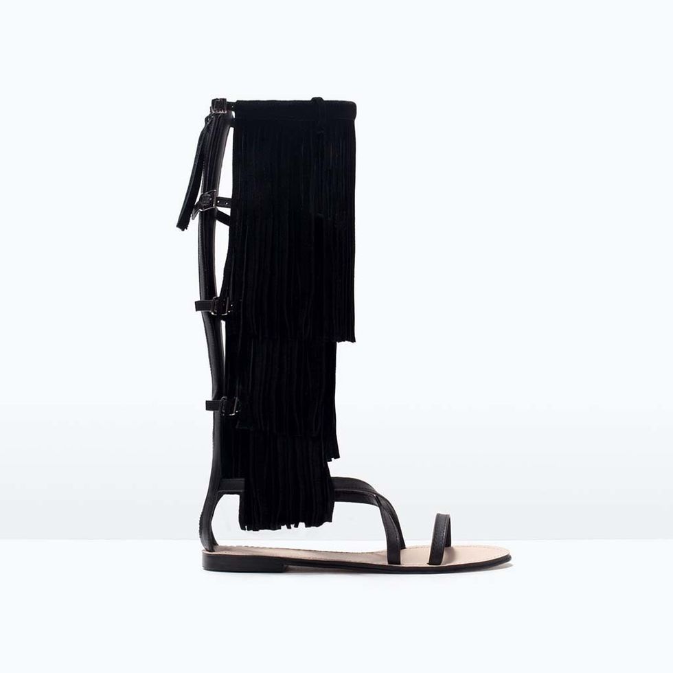 <p>Sandalia con flecos de ante negro de&nbsp;<strong>Zara</strong>, 90 €.</p>