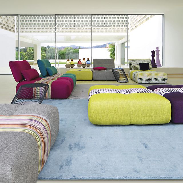 Salón con muebles de colores