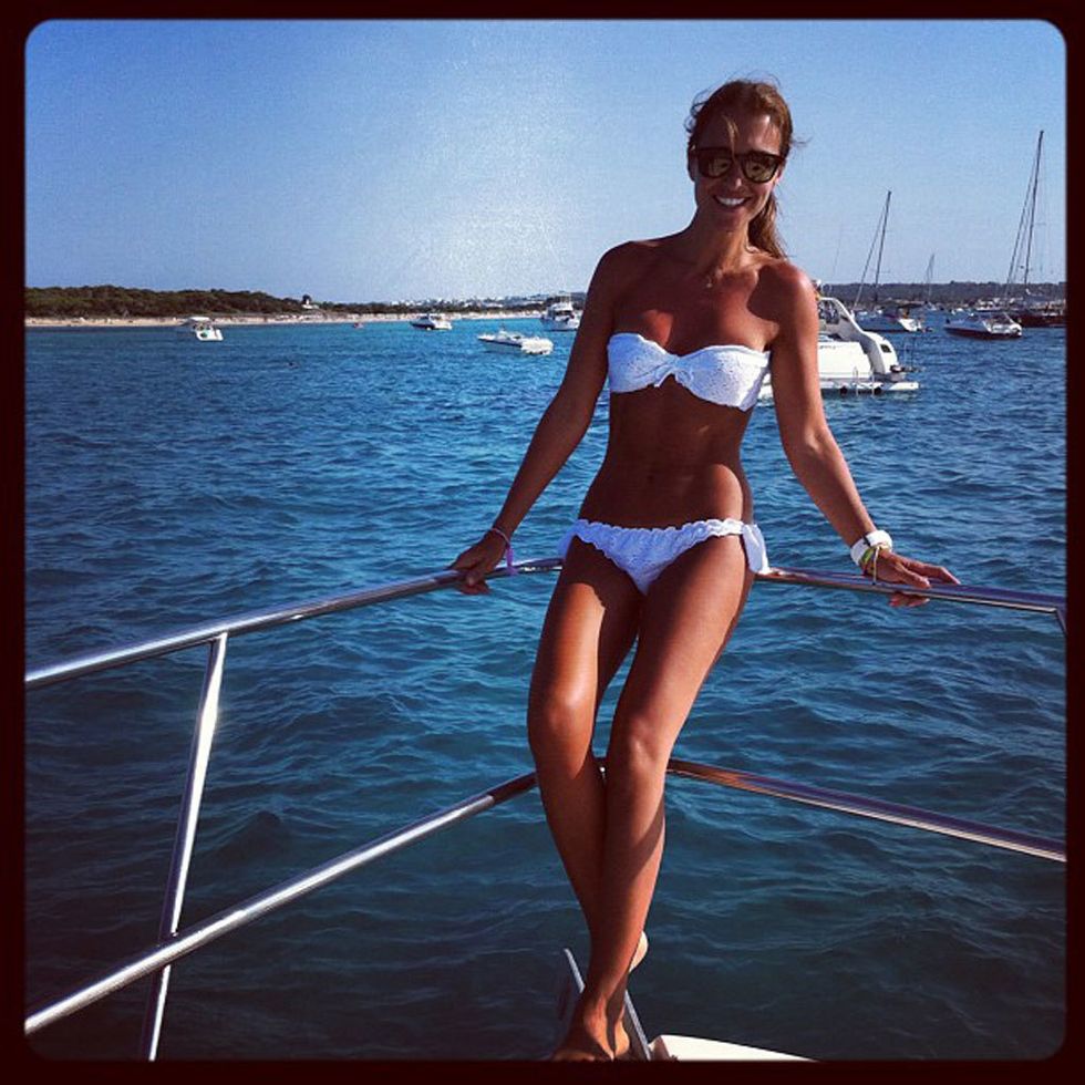 <p>
Nuestra blogger <strong>Paula Echevarría </strong>cuida su estilo hasta en vacaciones y luce cuerpazo en esta imagen con un bikini total white. <br /><strong>@pau_eche</strong></p>