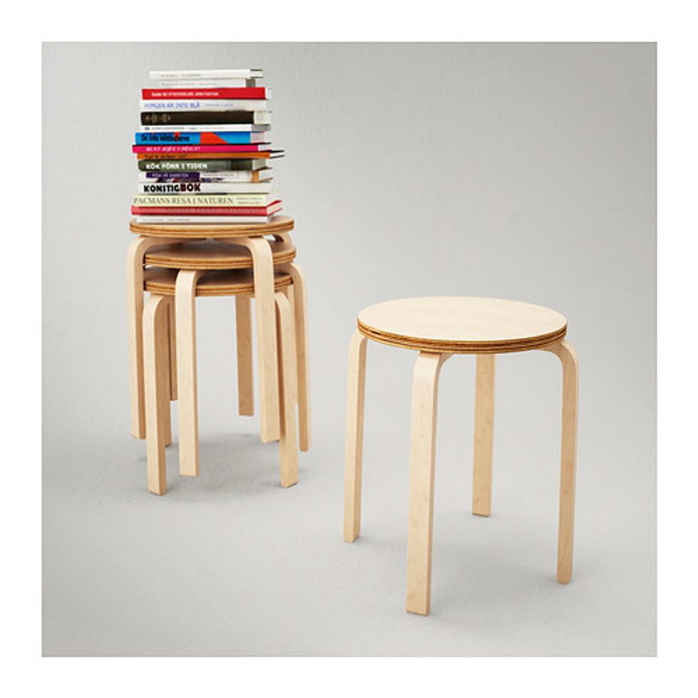 <p>Éste es el taburete <i>Frosta,</i> de Ikea. Está basado en el modelo <i>60,</i> de Alvar Aalto y cuesta 9,99 €.</p>
