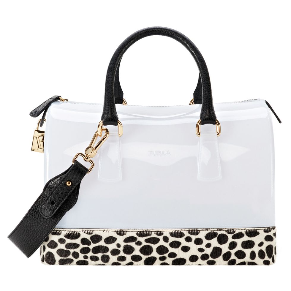 <p>En charol blanco de<strong> Furla</strong> (325 euros).</p>