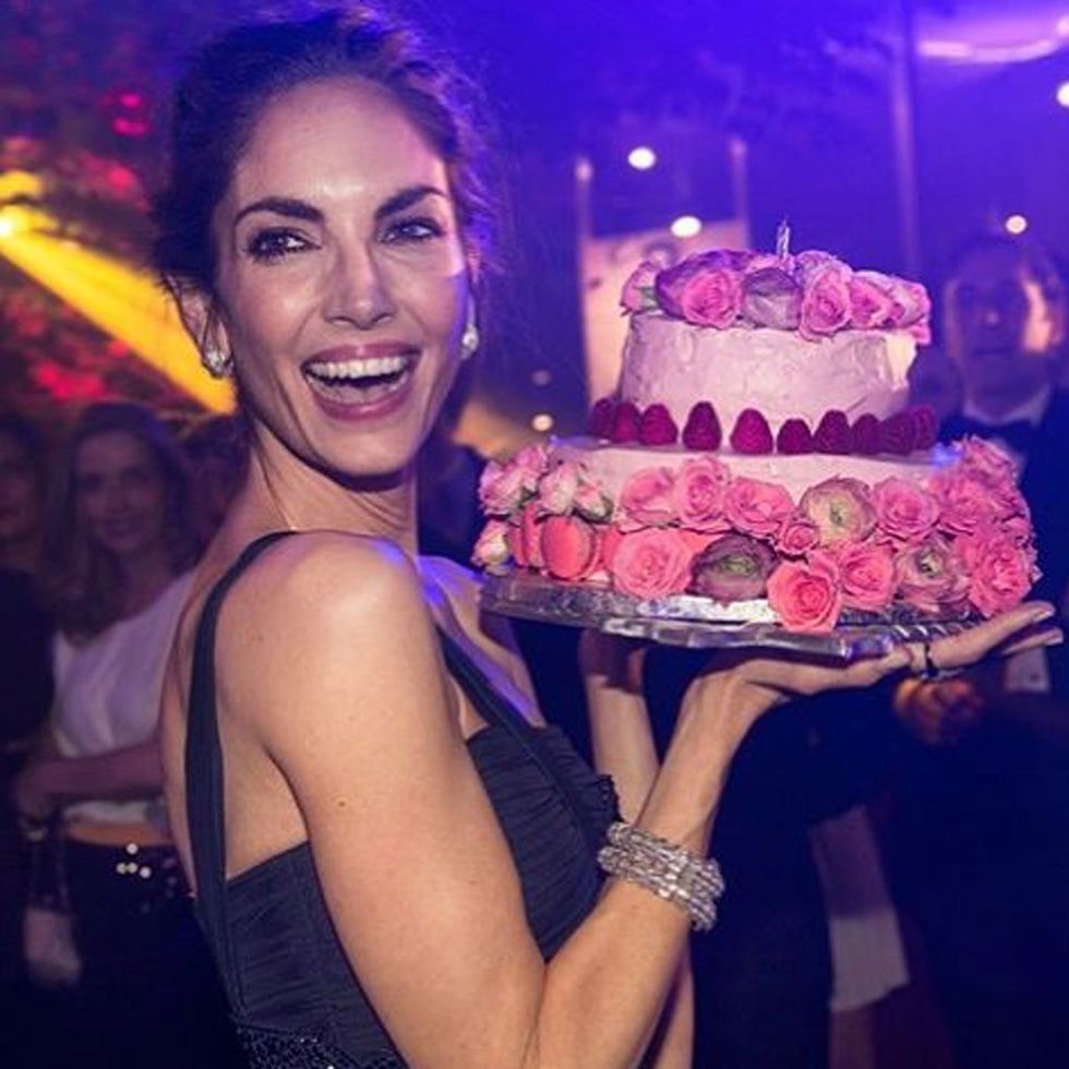<p>La modelo encantada con su espectacular tarta de Zarina.</p><p>@florealeeventos</p>