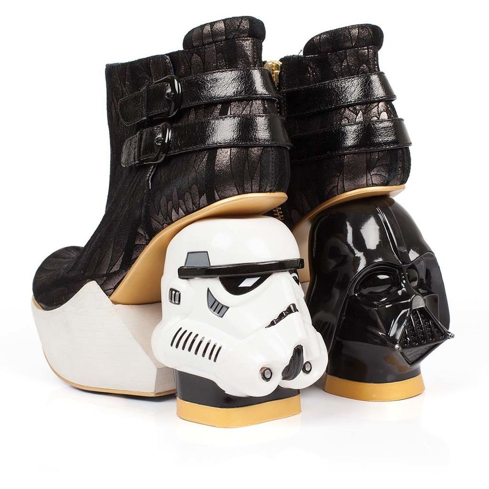<p>Botines con tacones inspirados en los soldados del Imperio y Darth Vader, de&nbsp;<strong>Irregular Choice</strong> (390 €).</p>