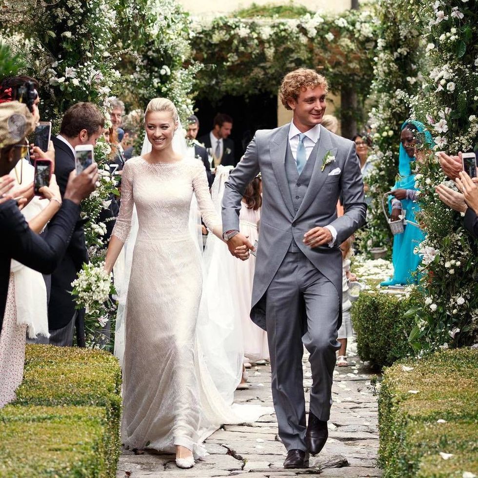 <p>Beatrice Borromeo y Pierre Casiraghi tuvieron dos bodas, primero una civil y después una religosa. Varias fiestas, cuatros vestidos para la novia e invitados tan conocidos como Lana del Rey, Poppy Delevingne o Bianca Brandolini. Así se celebran las bodas en Mónaco.&nbsp;</p>