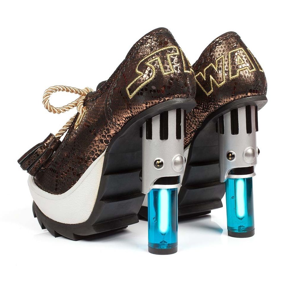 <p>Zapatos con tacón inspirados en la espada láser, de&nbsp;<strong>Irregular Choice&nbsp;</strong>(300 €).</p>