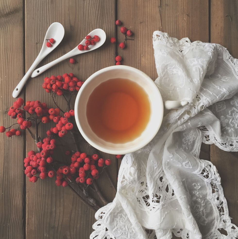 <p>Todos los tipos de té se extraen de la misma planta, la <i>Camellia sinensis.&nbsp;</i>Las diferencias entre unos y otros dependen de la oxidación (fermentación) de las hojas de té tras recolectarlas, lo que genera variedades más o menos intensas. Así es cada una:</p>
