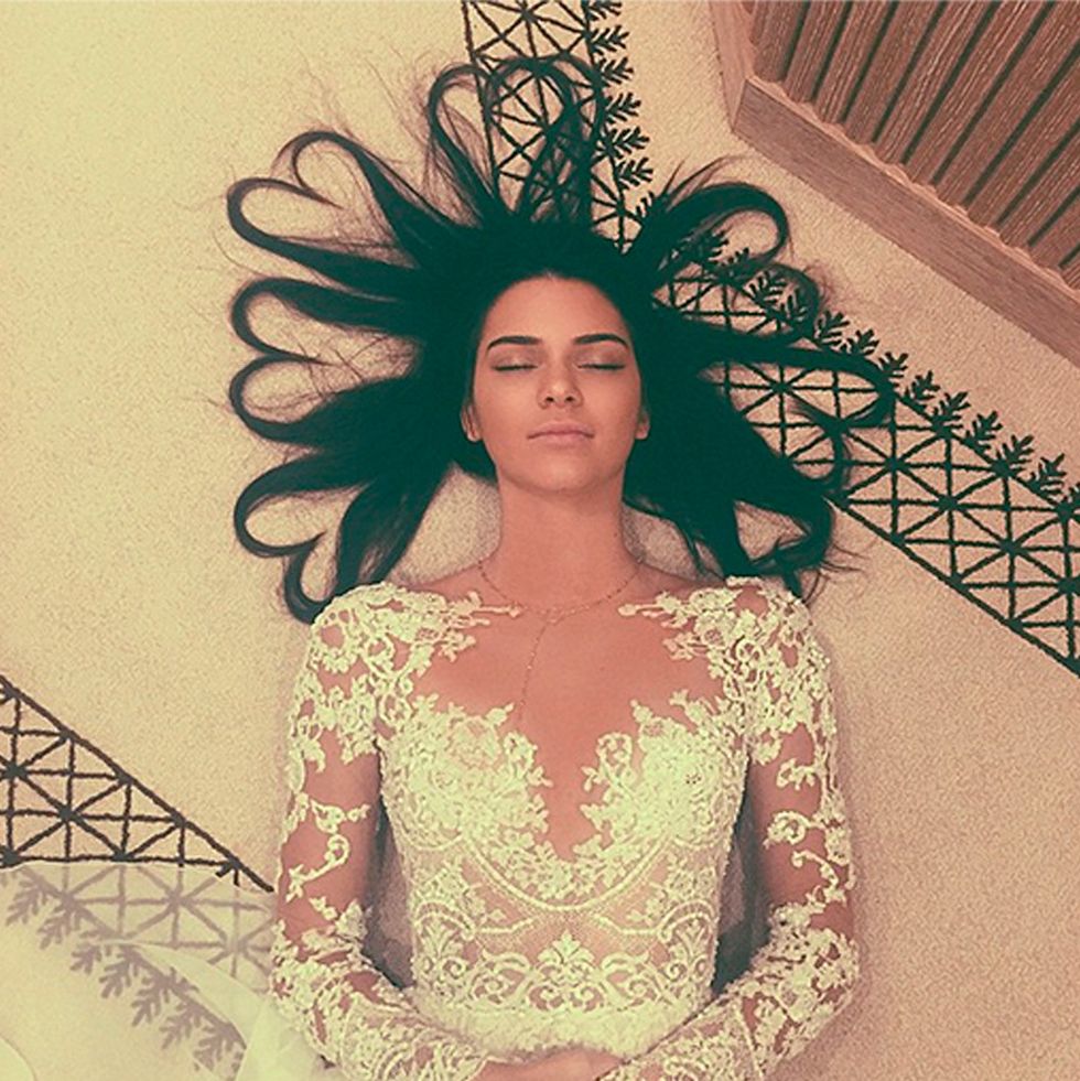 <p>Increíble pero cierto. Esta foto de <a href="https://instagram.com/kendalljenner/" target="_blank">Kendall Jenner</a> (38m) vestida de novia y con mechones de pelo simulando corazones destronó la foto de&nbsp;<a href="https://instagram.com/p/ogSSO6uS9C/" target="_blank">Kim Kardashian </a>(48m)&nbsp;y Kanye el día de su boda como la foto con más likes de Instagram, con un total de <strong>3,1 millones de 'likes'</strong>. Fue en junio de 2015 y a día de hoy cuenta con 3.1m de likes y más de 137.000 comentarios. Entre hermanastras anda el juego.</p>