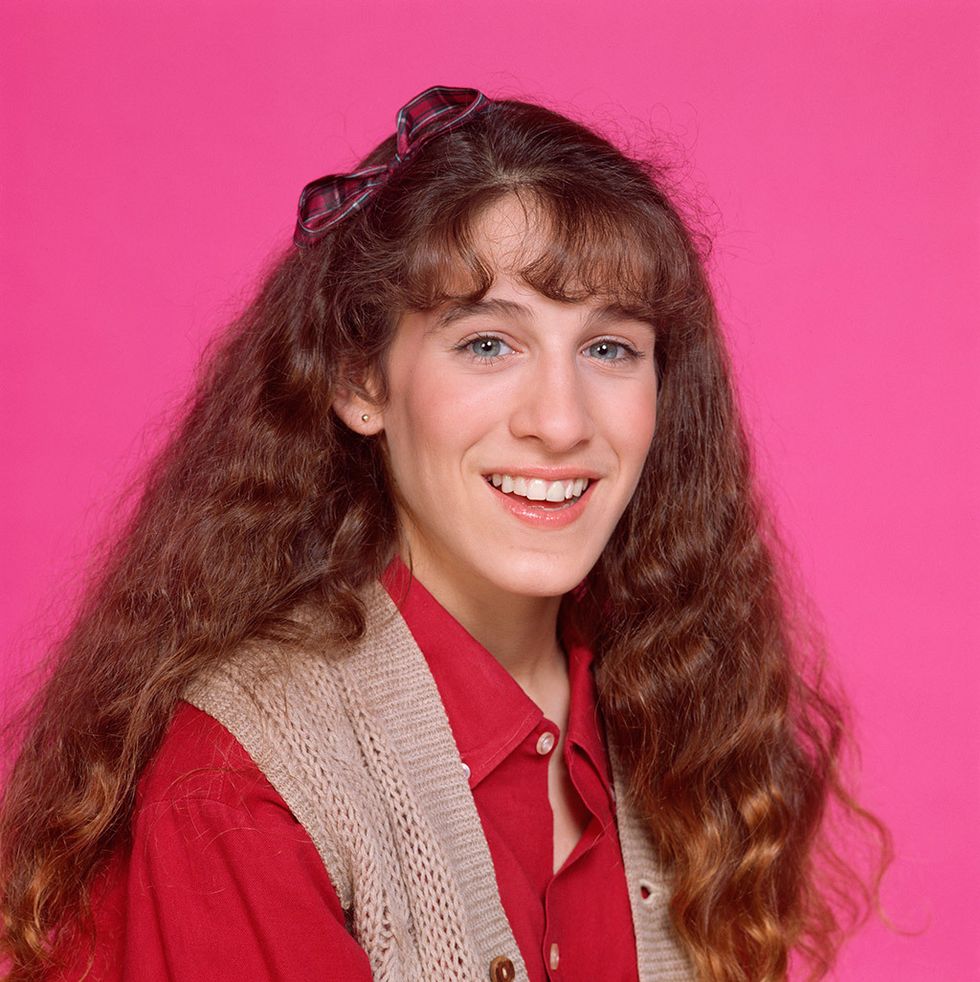 <p>Sin embargo, en sus primeros años como actriz su look era distinto: para la 'sitcom' Square Pegs, estrenada en 1982, Parker lucía melena castaña y flequillo de lo más ochentero.</p>