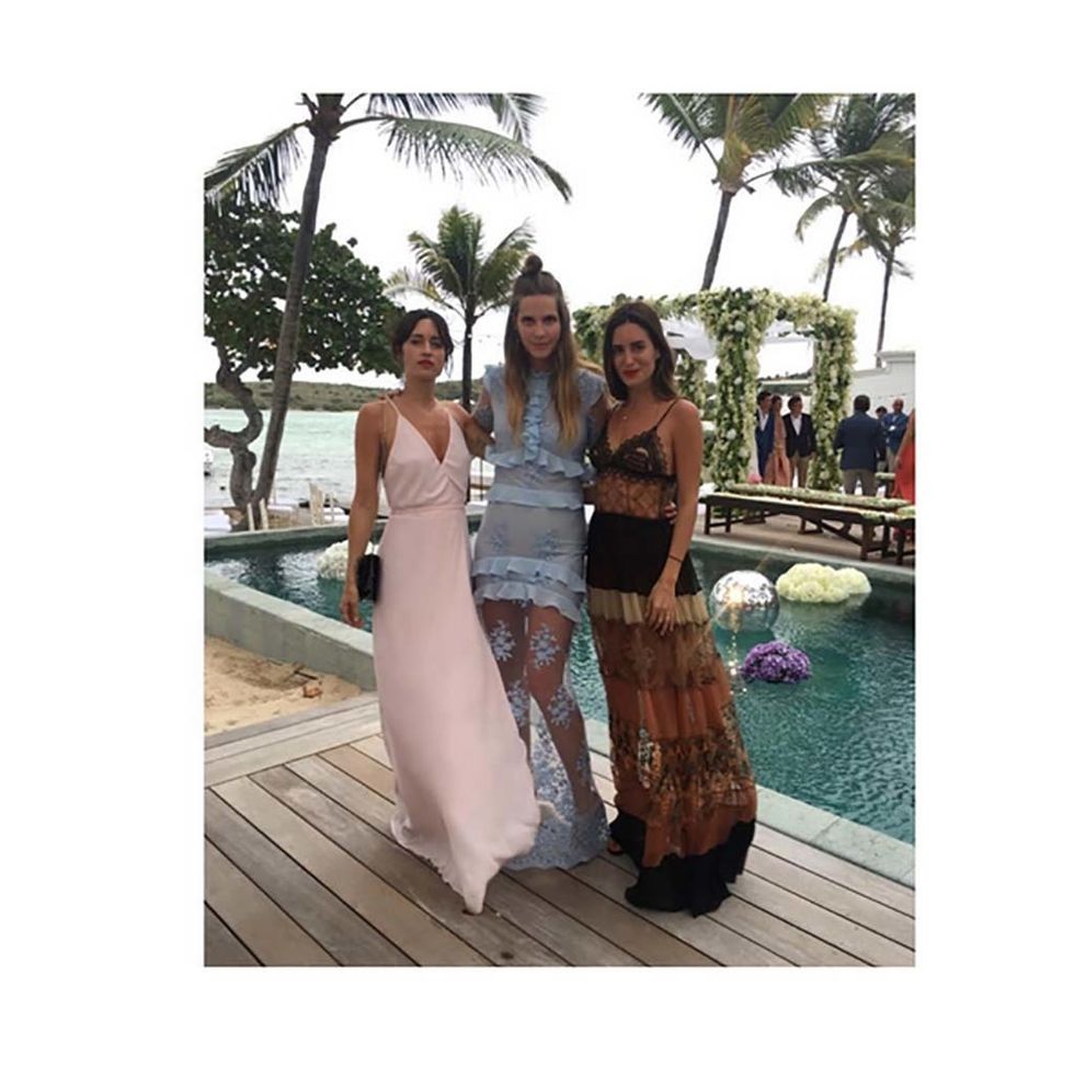 <p>Blogueras e it girls de todo el mundo asistieron a la boda de una de las grandes damas de la moda. Aquí, Michelle Goldie, Elisabeth Mas y Gala González.</p><p>&nbsp;</p>