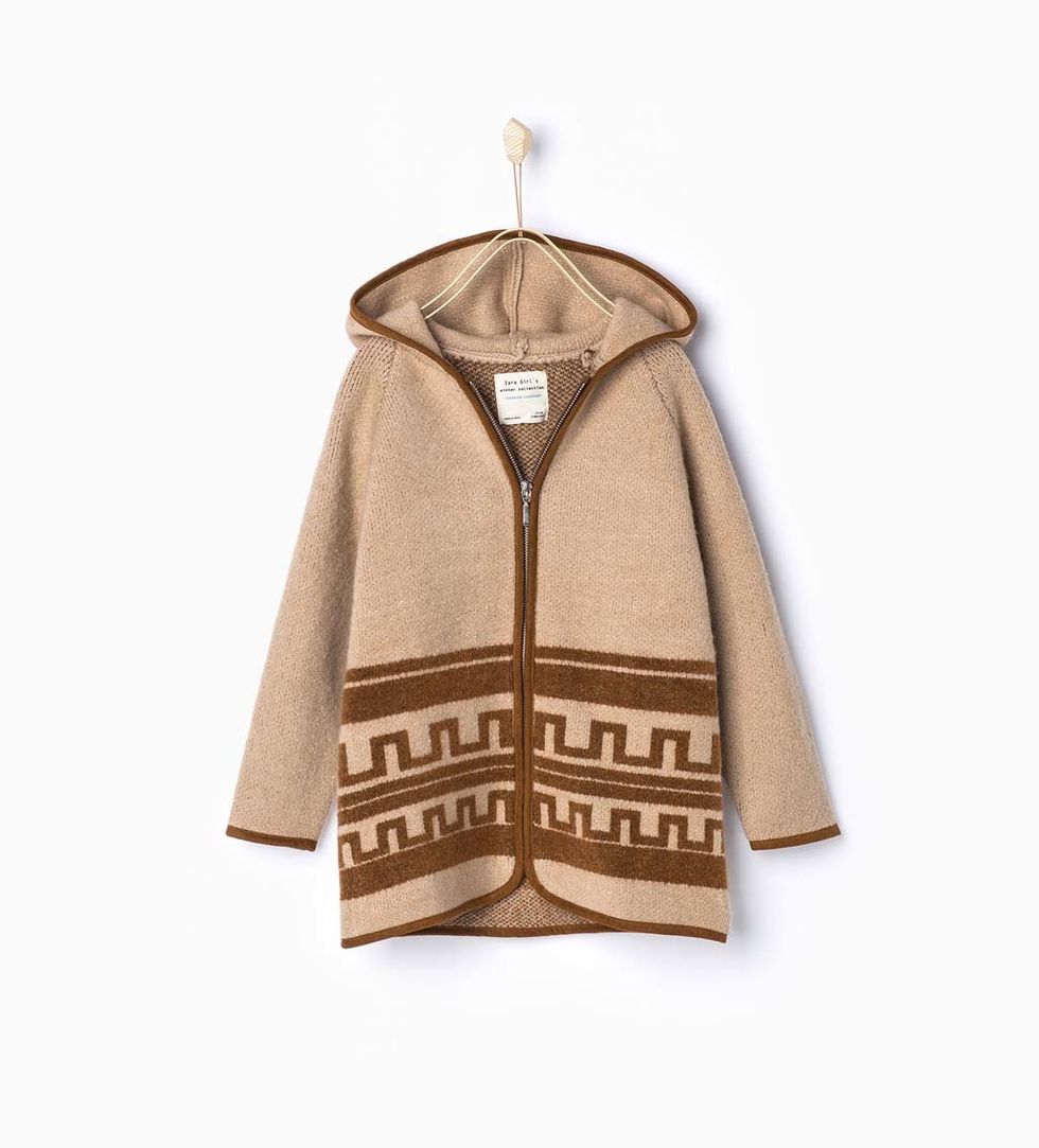<p>Chaqueta con capucha de lana en tonos tierra de&nbsp;<strong>Zara&nbsp;</strong>(30 €).</p>
