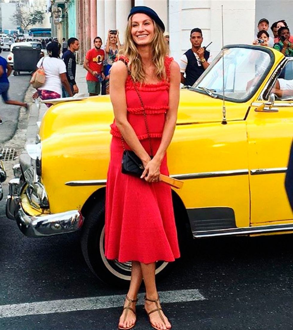 <p><strong>Gisele Bündchen</strong> fue la invitada más esperada del desfile. Con un vestido mid en rojo, sandalias planas, bolso de la 'maison' y boina.</p><p>Foto: <a href="https://www.instagram.com/influenciadas/" target="_blank">influenciadas</a></p>