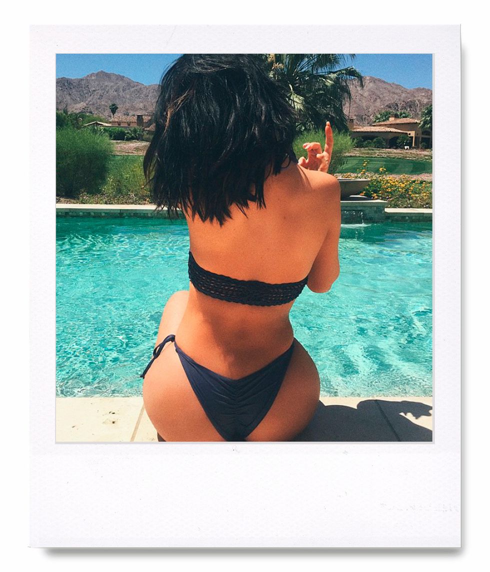 <p>Las hermanas Jenner-Kardashian están orgullosas de sus curvas y 'compiten' silenciosamente entre ellas para ver quién consigue el trasero más perfecto y la cintura más fina. Así muestra su retaguardia <strong>Kylie Jenner</strong> al borde de la piscina.&nbsp;</p>