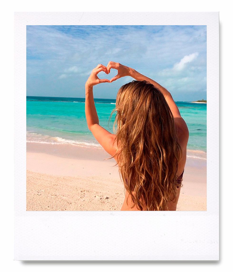 <p>De postal esta amorosa imagen de<strong> Gisele Bündchen</strong> formando un corazón con sus manos en un playa 10.</p><p>@gisele&nbsp;</p>