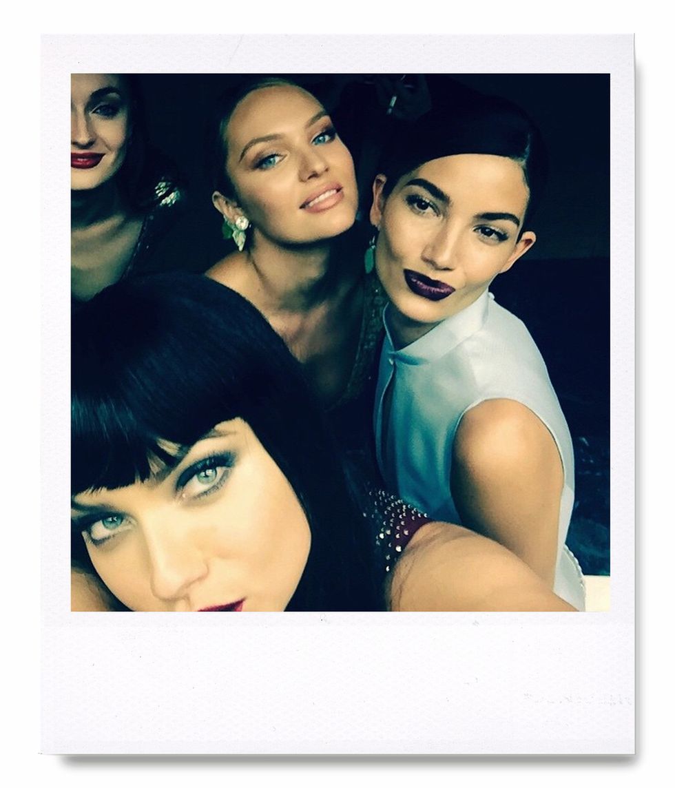 <p>Candice Swanepoel, Ll¡ily Aldridge y Adriana Lima, reunión de ángeles de Victoria's Secret en el MET.</p>