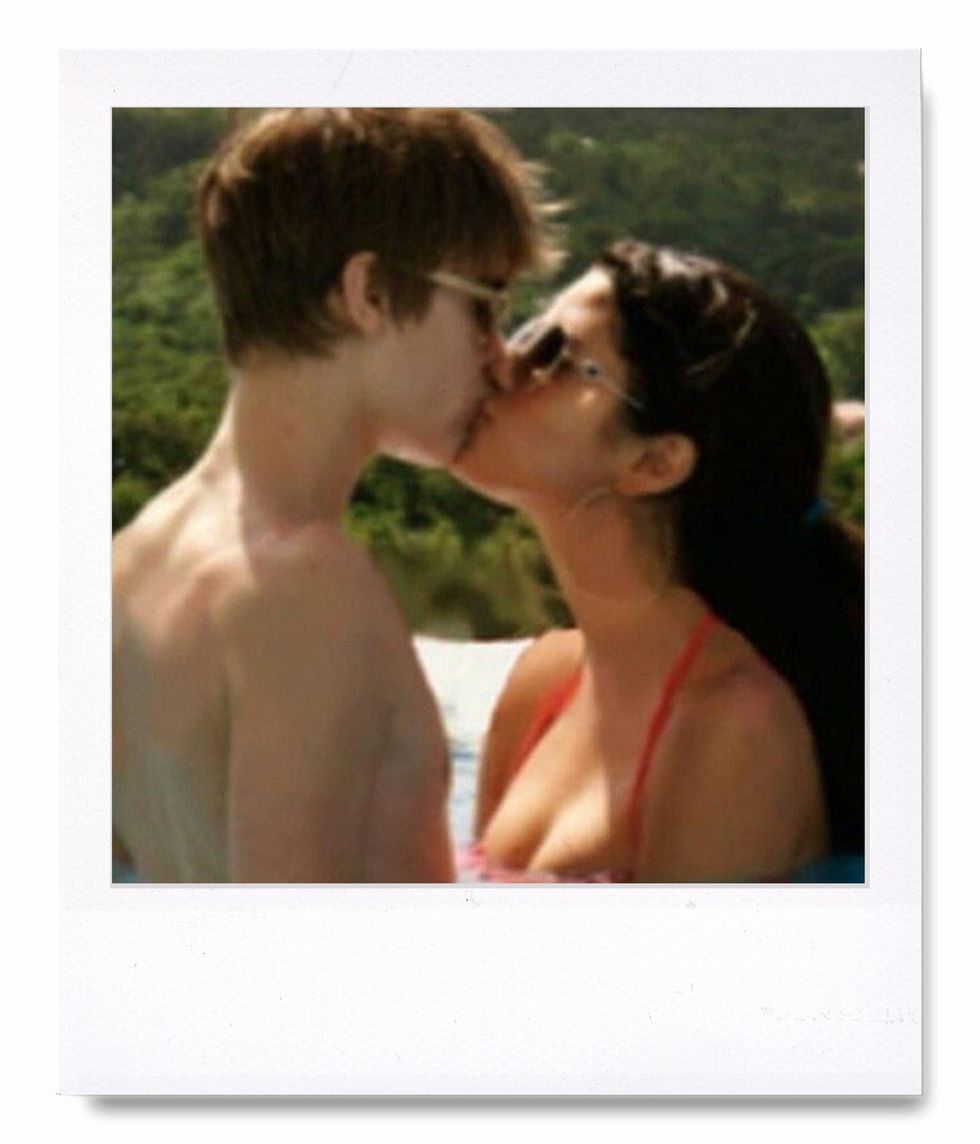 <p>'Feels', así titulaba esta foto Justin Bieber en su cuenta de Instagram donde rescata una imagen de un beso entre Selena Gómez y él de hace varios años. La foto, con casi 3 millones de 'likes' está dando mucho que hablar. ¿Será una directa para reconquistar a su ex novia (por enésima vez)?</p><p>Por otro lado hace poco se corrió el rumor de que Selena podría haber sido la culpable de una infidelidad de Brad Pitt a Angelina Jolie.</p>