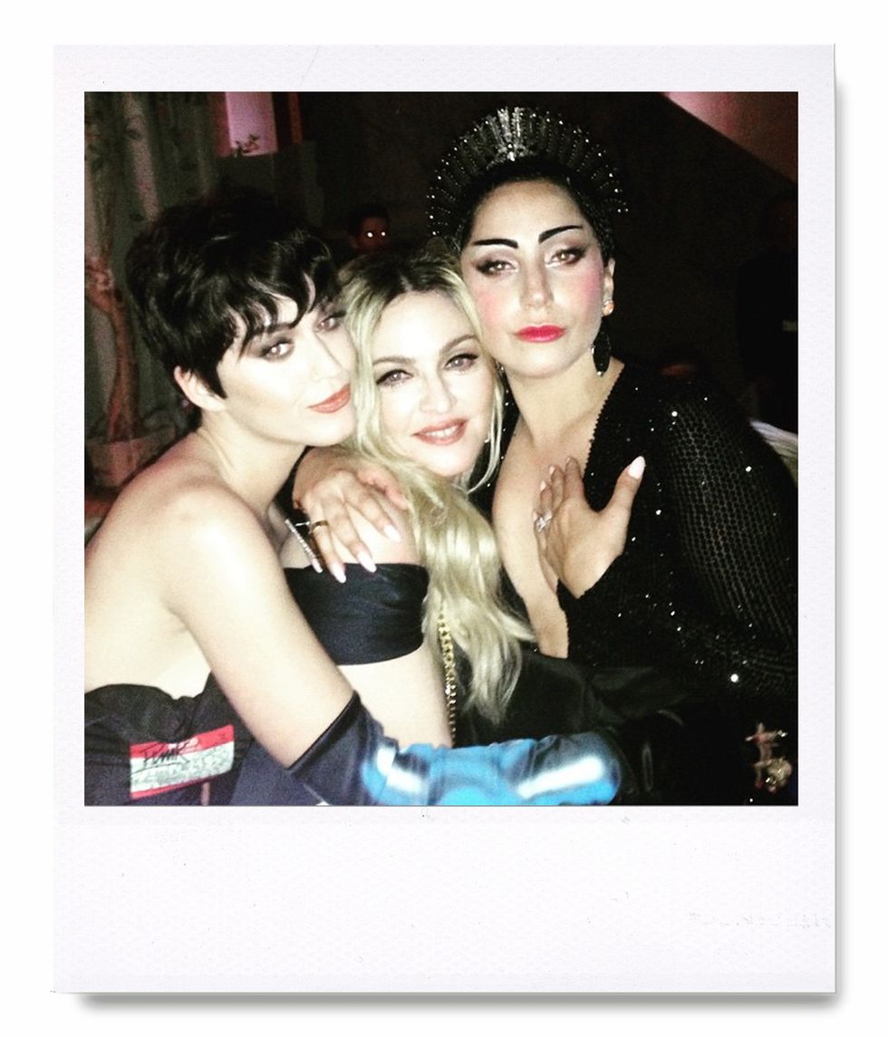 <p>Una de las imágenes más 'instagrameadas' de la noche fue esta, con Katy Perry, Madonna y Lady Gaga posando juntas.</p>