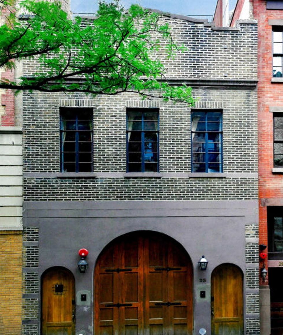 <p>Con fachada de ladrillo visto, cuenta con cuatro plantas. ¿Y lo llaman apartamento?</p>