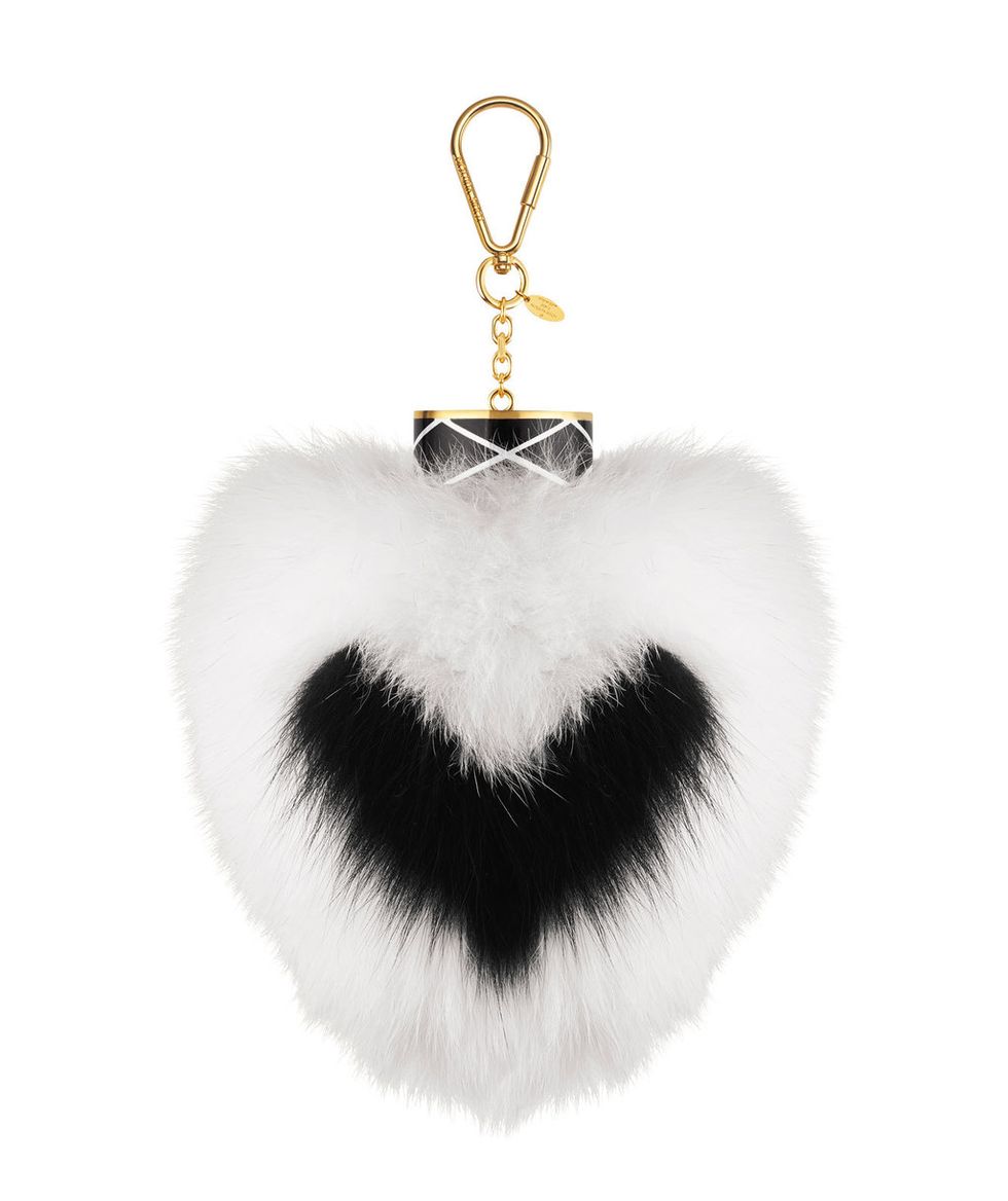 <p>Hecho con piel de zorro, en blanco y negro, este charm de <a href="http://es.louisvuitton.com/esp-es/productos/charm-de-bolso-fuzzy-v-012008" target="_blank">Louis Vuitton</a> combina con cualquiera de tus bolsos (795 €).</p>
