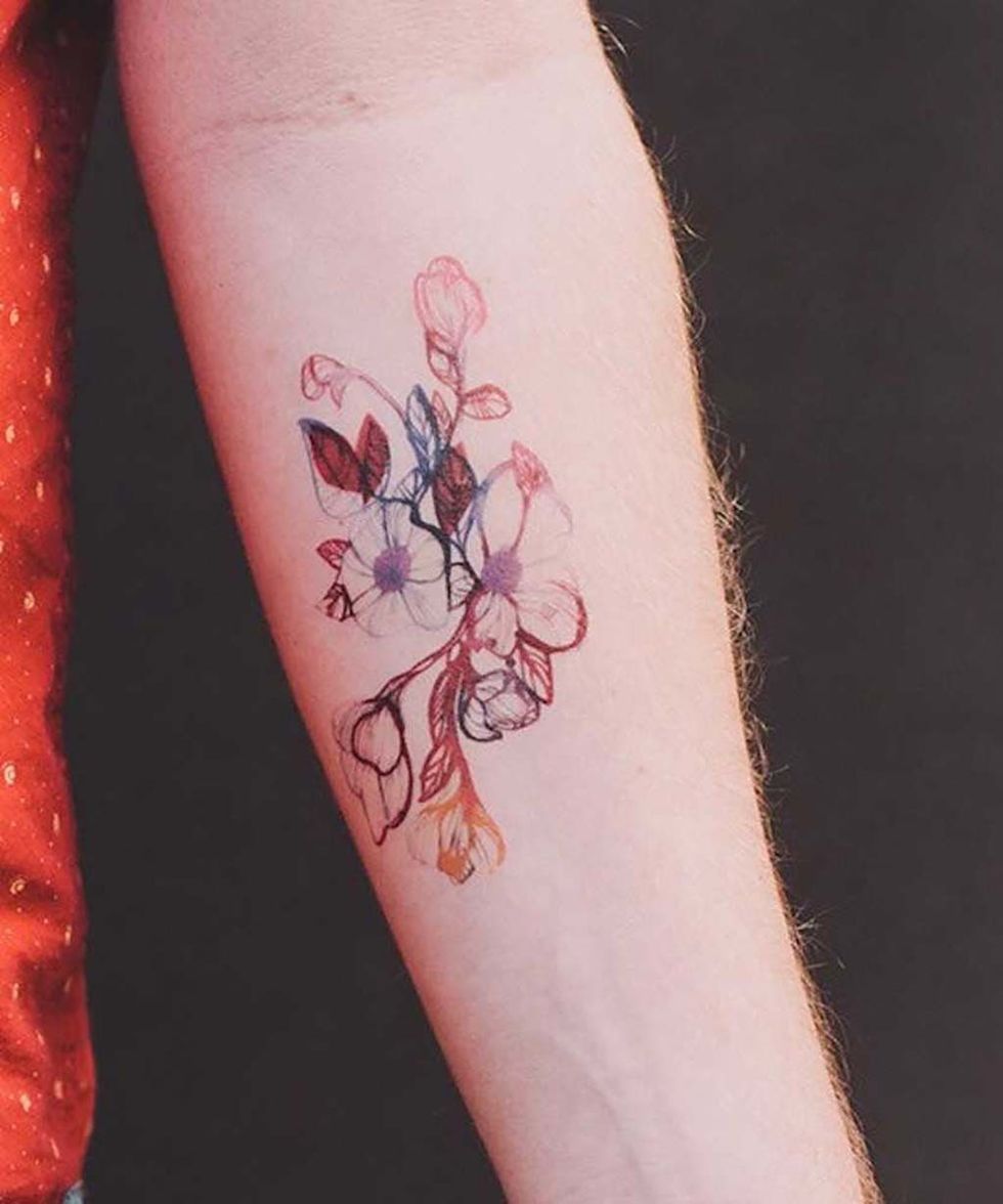<p>Flores con efecto acuarela, en el antebrazo.&nbsp;</p><p>Fuente: <a href="http://littletattoos.co/post/138286348977/delicate-flower-tattoo-on-the-ankle-tattoo" target="_blank">Little Tattoos</a></p>