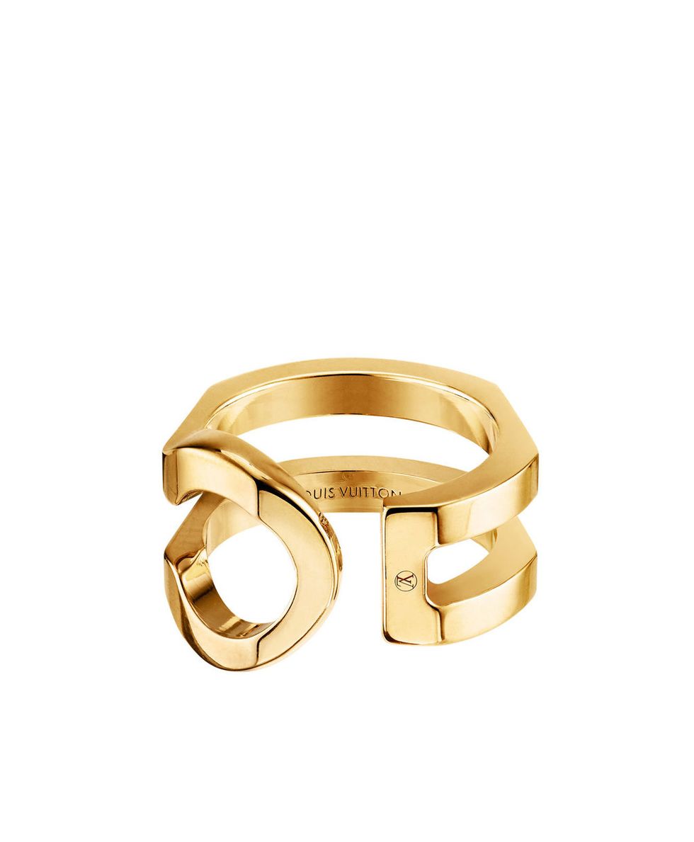 <p>Con su sutil distintivo, este anillo <a href="http://es.louisvuitton.com/esp-es/productos/serrure-ring-011098" target="_blank">Louis Vuitton</a> es fácil de llevar y combinar. De líneas puras, su diseño está inspirado en el candado de los emblemáticos baúles de la Maison. Perfecto para un mujer viajera y actual (325 €).</p>