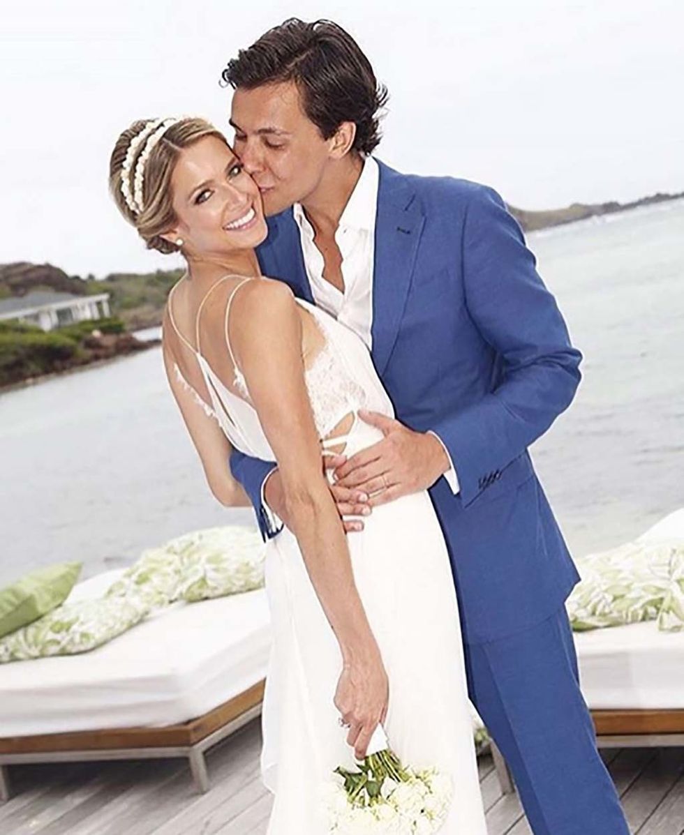 <p>La segunda boda de la&nbsp;<i>it girl</i>&nbsp;con el banquero Humberto Meirelles tuvo lugar en el paraíso de St. Barths. Ella, con vestido romántico de Calvin Klein y él, de Zegna.</p><p>&nbsp;</p>