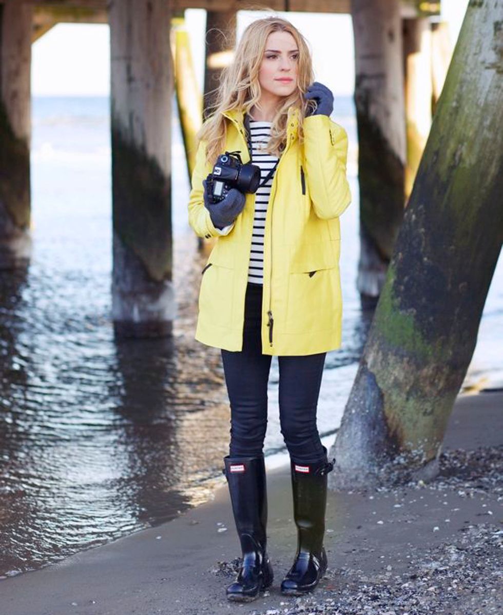 <p>Los impermeables amarillos consiguen un look navy ideal para los días de lluvia.</p>