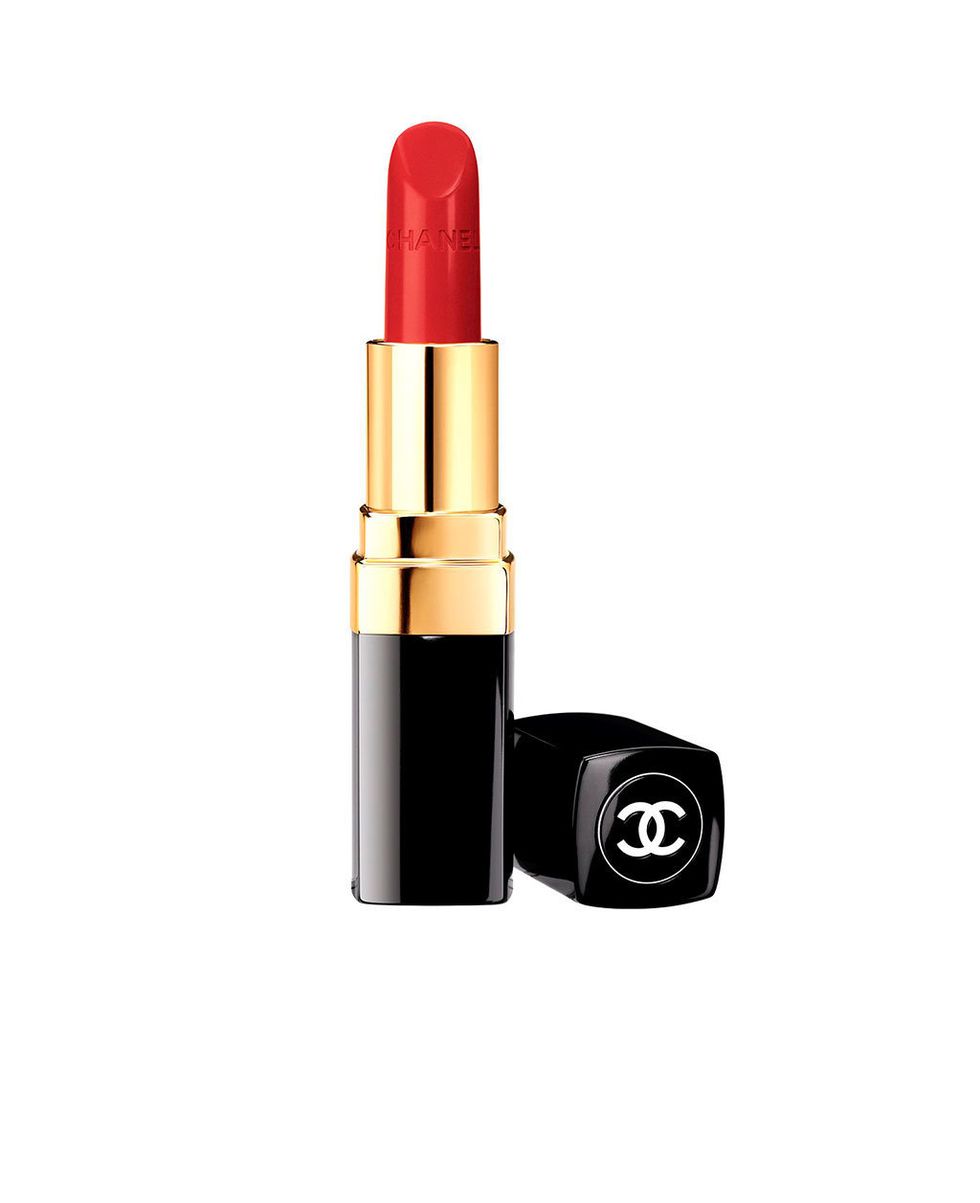 <p>'Rouge Coco', barra de labios satinada de <strong>Chanel</strong>. En el tono 'Gabrielle'.</p>