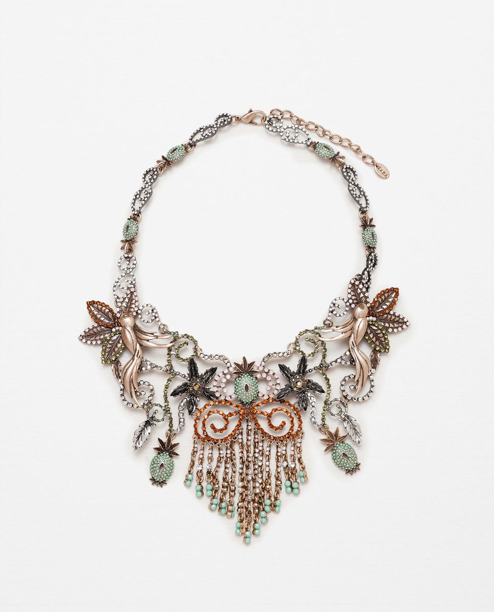 <p>Collar con charms y detalles joya, de&nbsp;<strong>Zara </strong>(26 €).</p>