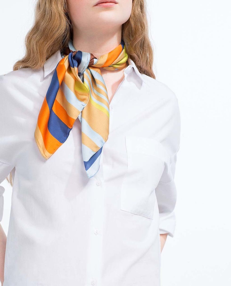 <p>Una forma más sofisticada, femenina y elegante, ideal para tus looks de oficina. Zara te propone los modelos de seda mini anudados a un lateral junto a una camisa blanca. Este modelo cuesta 8 €.</p>