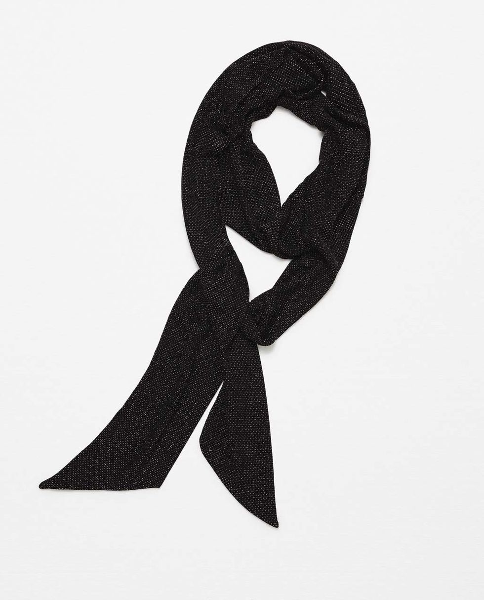<p>Pañuelo-lazo en negro, de <strong>Zara</strong> (10 €).</p>