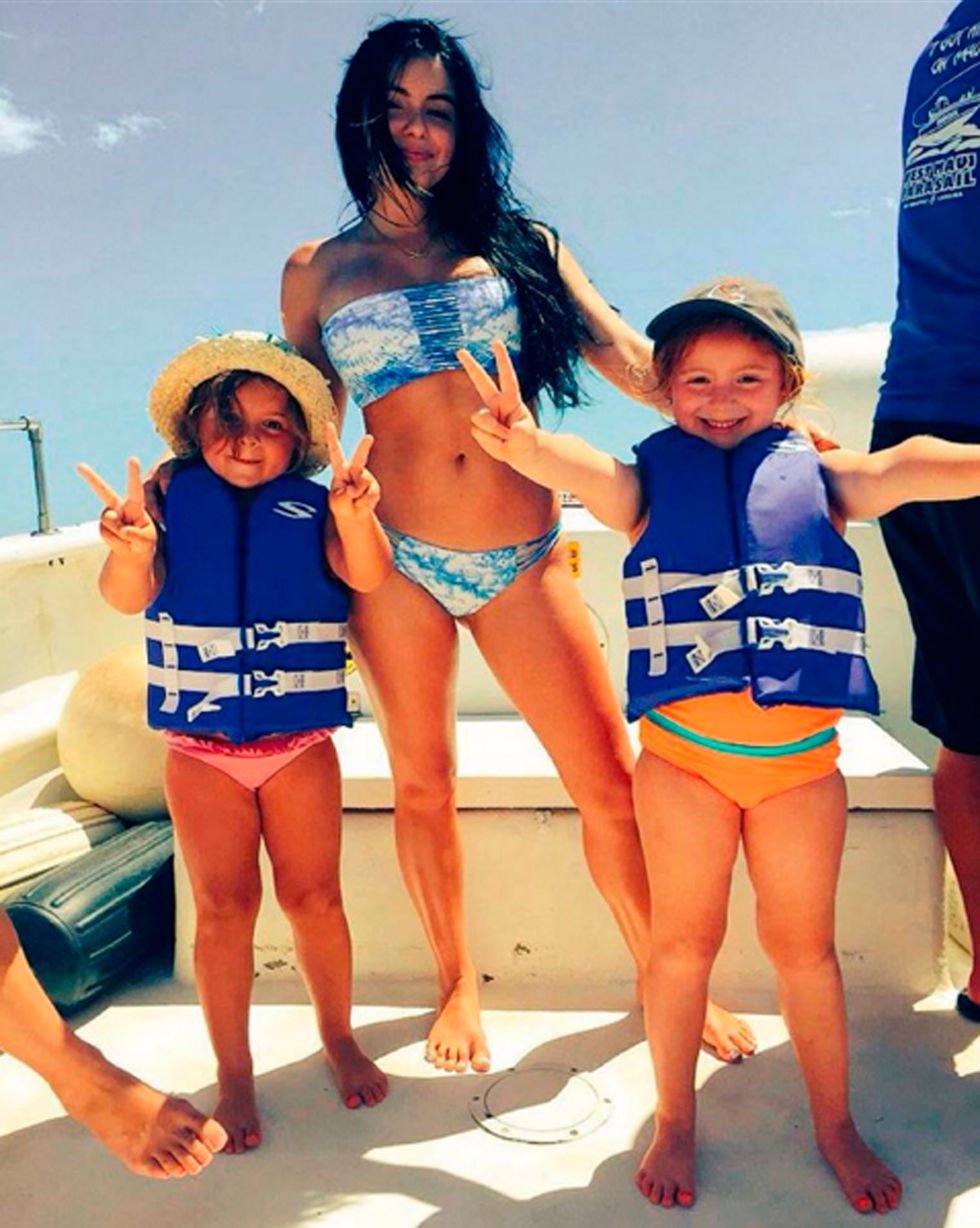<p>La actriz de 'Modern Family' Ariel Winter ha recibido duras críticas por publicar en Instagram esta imagen en bikini junto a sus dos sobrinas.</p>