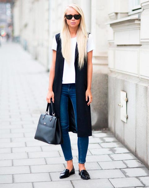<p>Vaqueros y camiseta parecen un look básico hasta que añades un chaleco largo.</p>