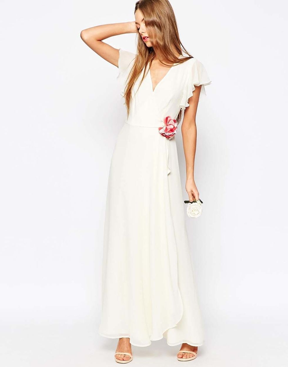 <p>Vestido largo cruzado con detalle floral, de&nbsp;<strong>Asos Wedding&nbsp;</strong>(82 €).</p>