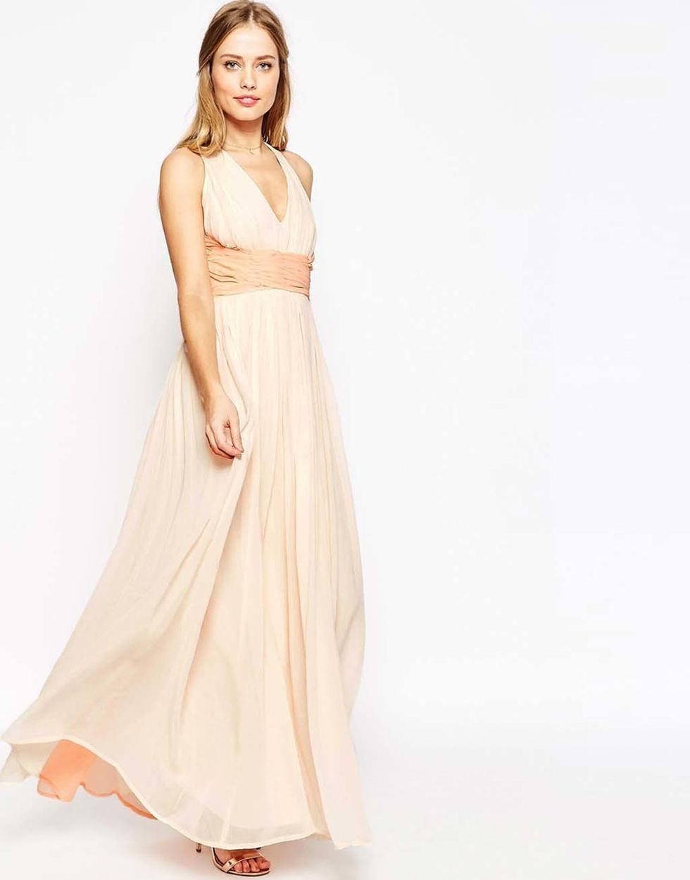 <p>Vestido en tono coral con caída, de <strong>Asos Wedding</strong> (82 €).</p>