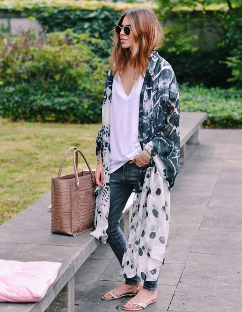 <p>Un look minimalista que gana con la ayuda de un pañuelo XXL:</p>