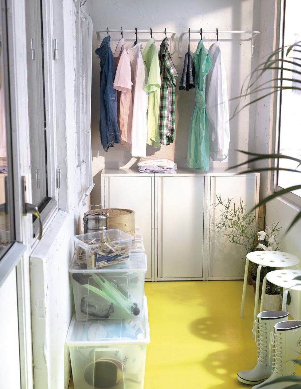 <p>Esta idea de Ikea es perfecta para los apartamentos más pequeños. Si dispones de una terraza cerrada, ¿por qué no disponer de ella en forma de vestidor? La luz te inspirará cada mañana a la hora de elegir la ropa del día.&nbsp;</p>