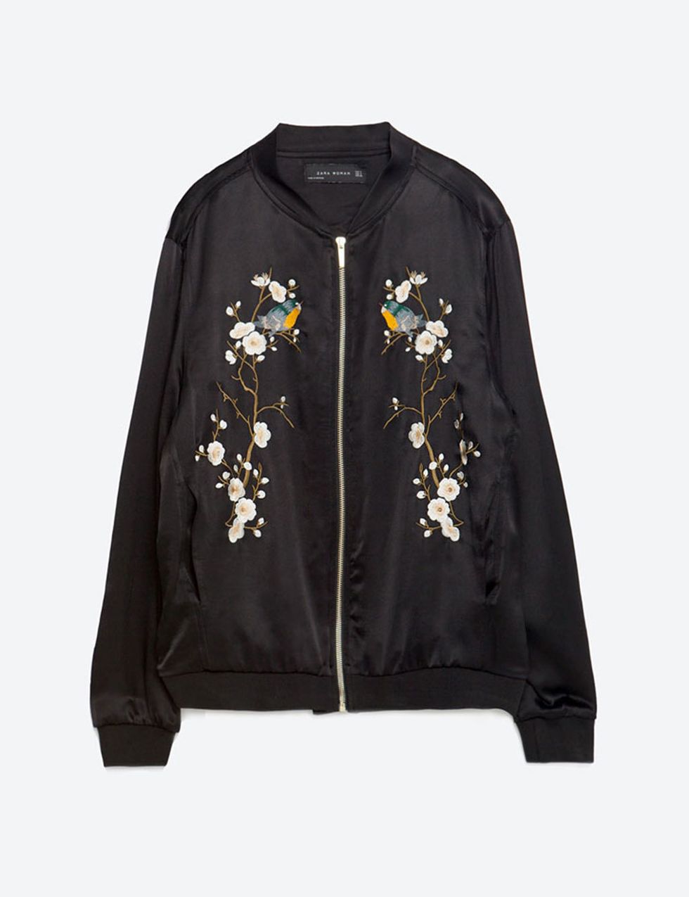 <p>Bomber con detalles florales, de <strong>Zara</strong> (59,95€).&nbsp;</p>