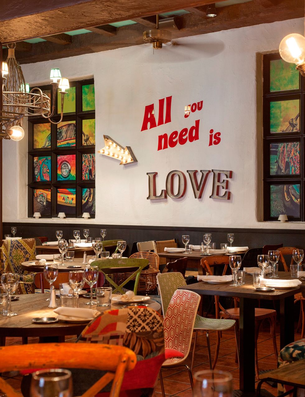<p>Tras 10 años de éxitos, el restaurante El Recuerdo estrena nueva imagen firmada por Nacho García de Vinuesa. Con el <i>leitmotiv</i> <i>All you need is love</i>, el interiorista renueva el espacio con materiales de toda la vida como la madera o la piedra, butacas DIY... (Comandante Zorita, 6. Madrid. Tel.: 91 533 2757. <a href="http://www.lamision.es/recuerdo" target="_blank">www.lamision.es/recuerdo</a>)</p>