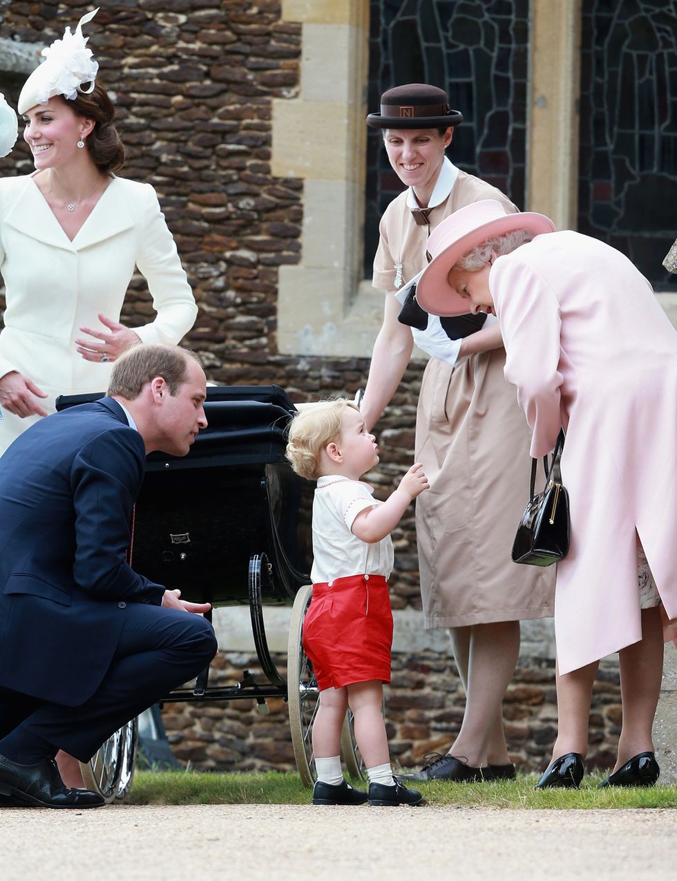 <p>En sus 90 años la reina también ha podido conocer a sus bisnietos, los príncipes George y Charlotte de Cambridge. Esta imagen es del año pasado durante el bautizo de Charlotte. &nbsp;</p>
